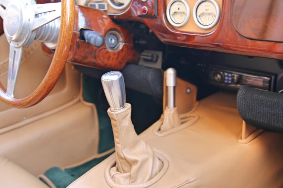 Детали интерьера Morgan Roadster 2005 года  (фото 105 из 146)